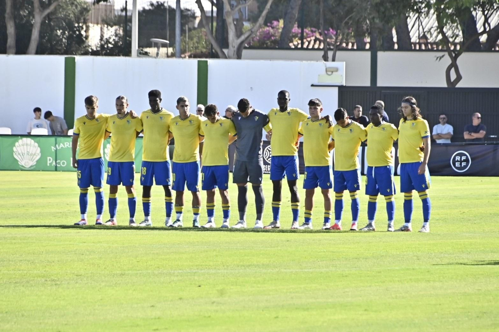 Los cadistas, en el minuto de silencio en Torremolinos.