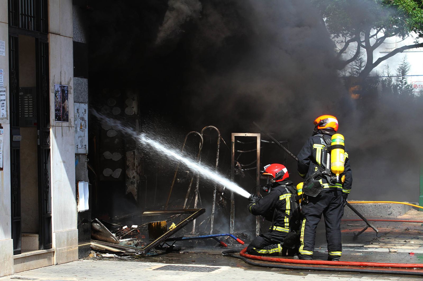 Imágenes del incendio de un bazar en la avenida de Santa Marta.