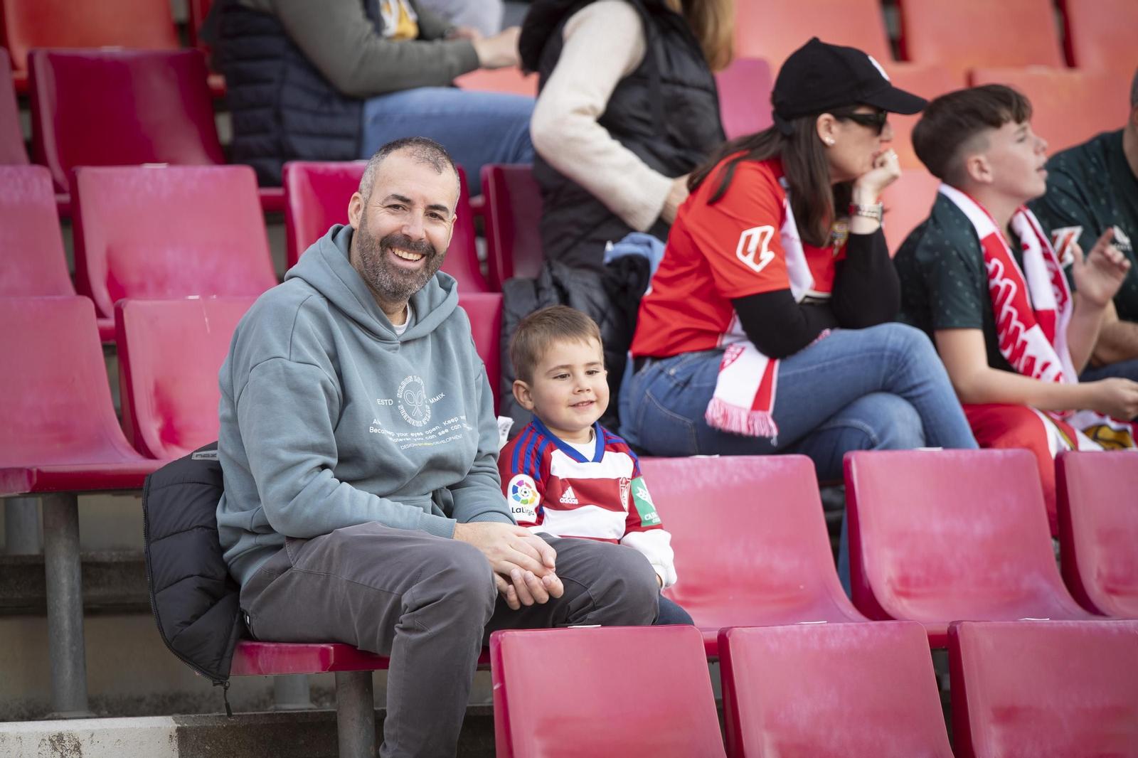 Encuéntrate en el recibimiento al Granada y la grada de Los Cármenes