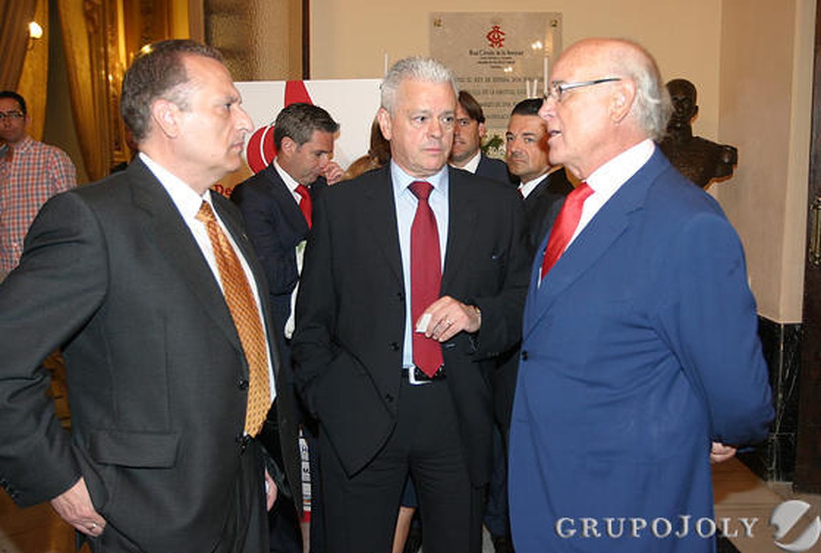 El nuevo coronel de la Guardia Civil, Francisco Fuentes Delgado, departe con Manuel Concha, consejero editorial de 'El Día' junto al comisario jefe de la Policía, Manuel Bouzas.

Foto: O. Barrionuevo / J. Martinez