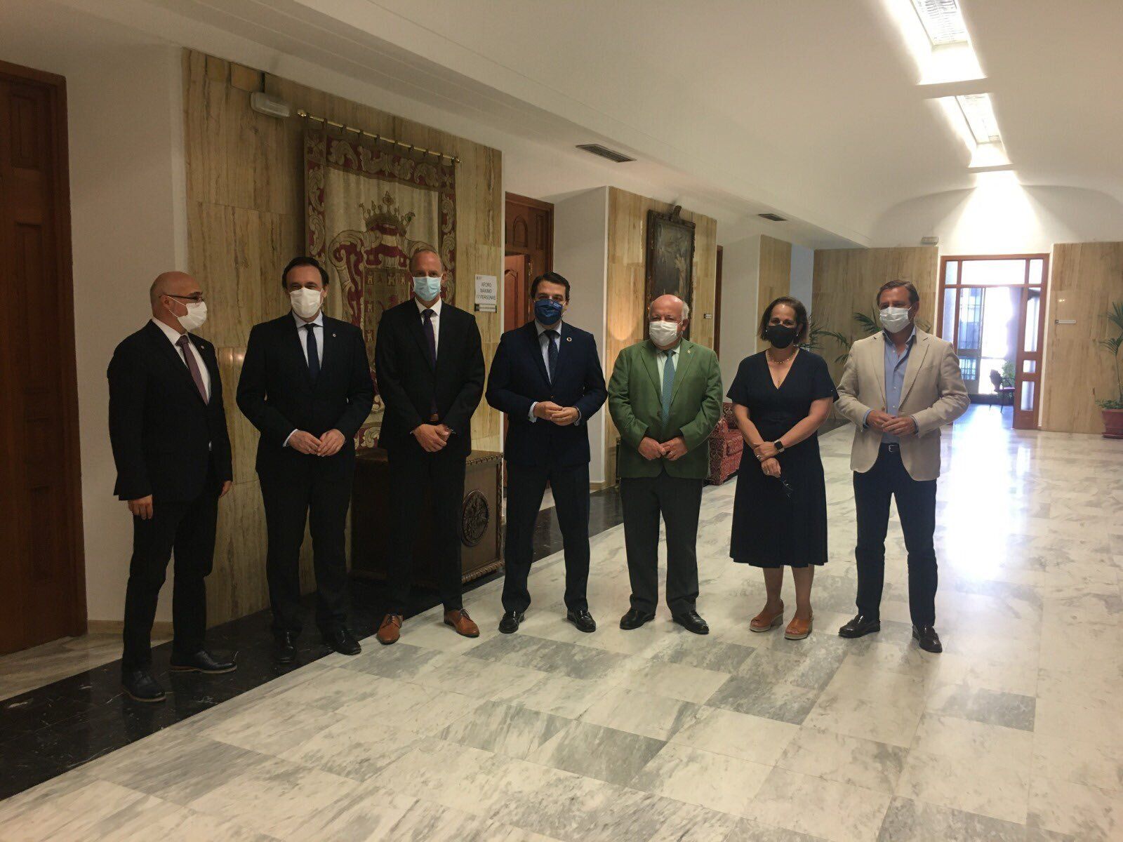 El consejero de Salud, Jesús Aguirre, junto a la representación de la empresa Mevion, el pasado mes de julio.