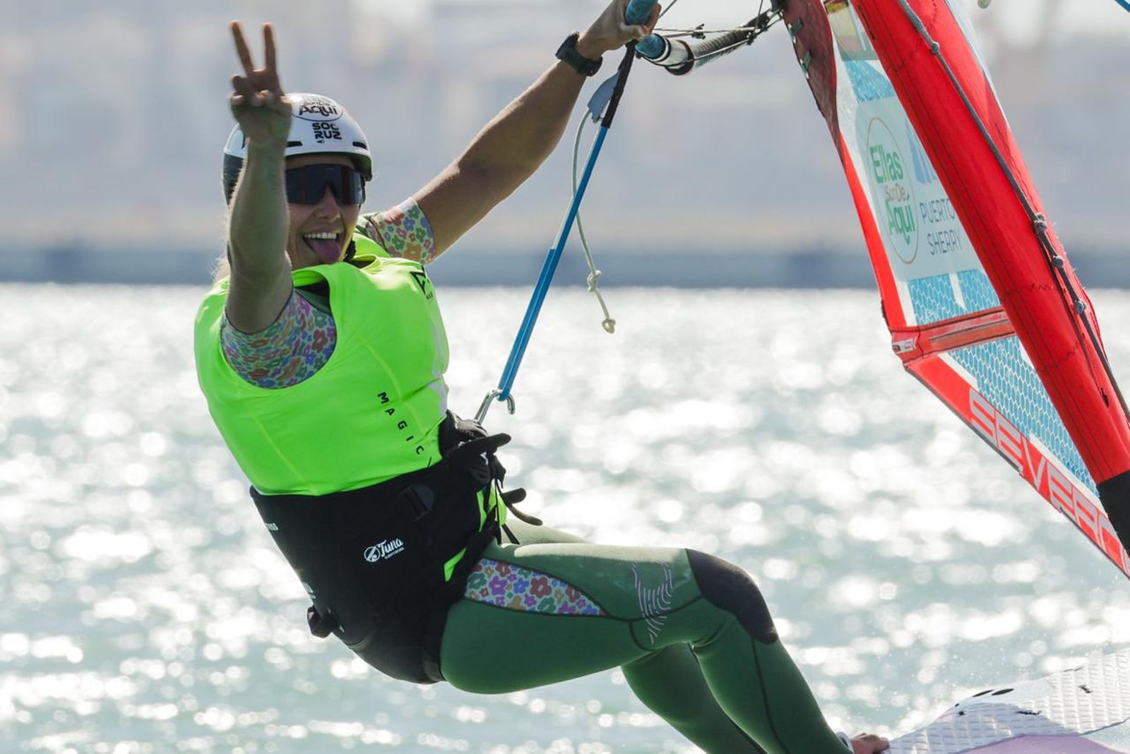 Pilar Lamadrid, feliz por el nivel que está mostrando en estos iQFoil Games en Cádiz.
