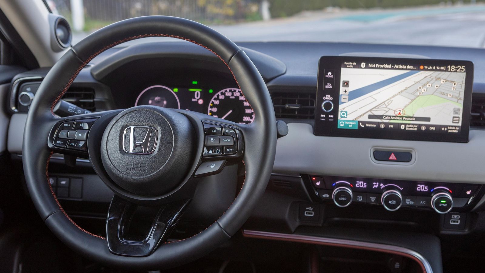 La pantalla táctil central es de 9" y tiene algunos botones para facilitar su manejo. Es compatible con Android Auto, a través de cable; y Apple Car Play, con éste o por Wi-Fi. Puede proporcionar conexión a Internet a los ocupantes.