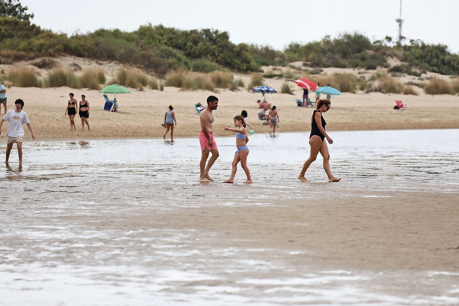 Imágenes del ambiente en las playas de Huelva en la mañana de domingo