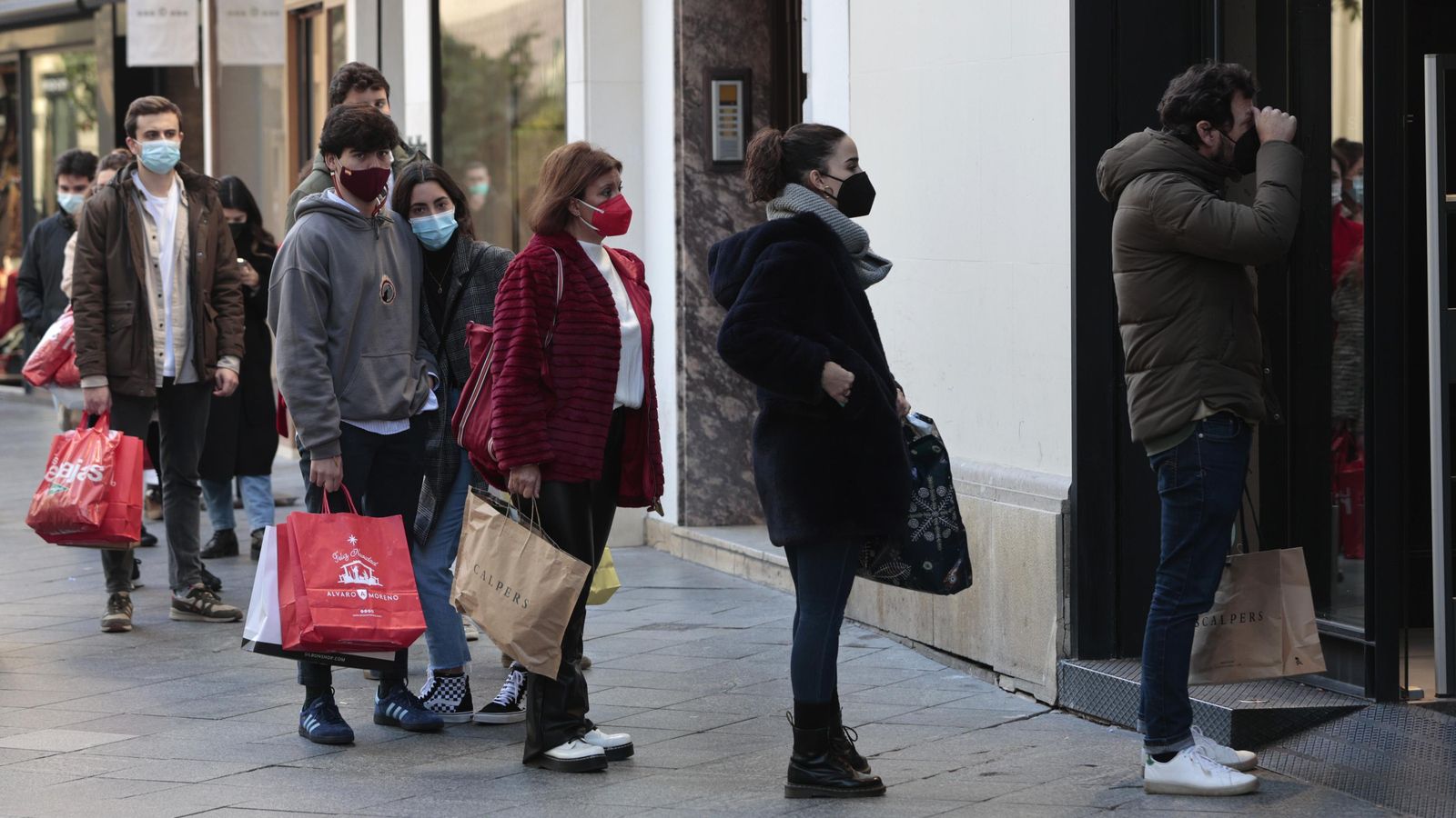 Algunos establecimientos generaron colas desde su interior hacia la calle.