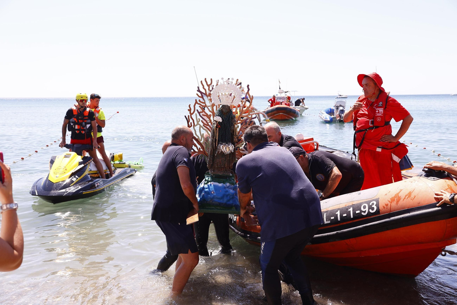 La procesión en Málaga de la Virgen del Carmen de los submarinistas, en imágenes