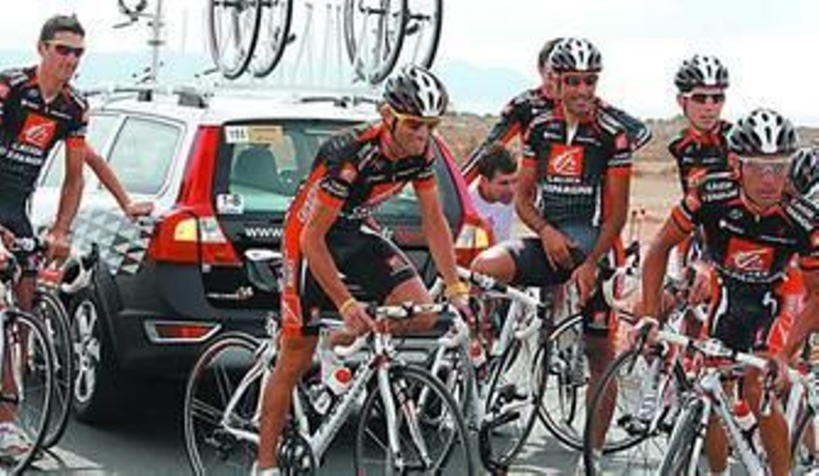 El Caisse d'Epargne de Alejandro Valverde realizó ayer, al igual que el resto de equipos, una jornada de entrenamiento en carreteras almerienses.
