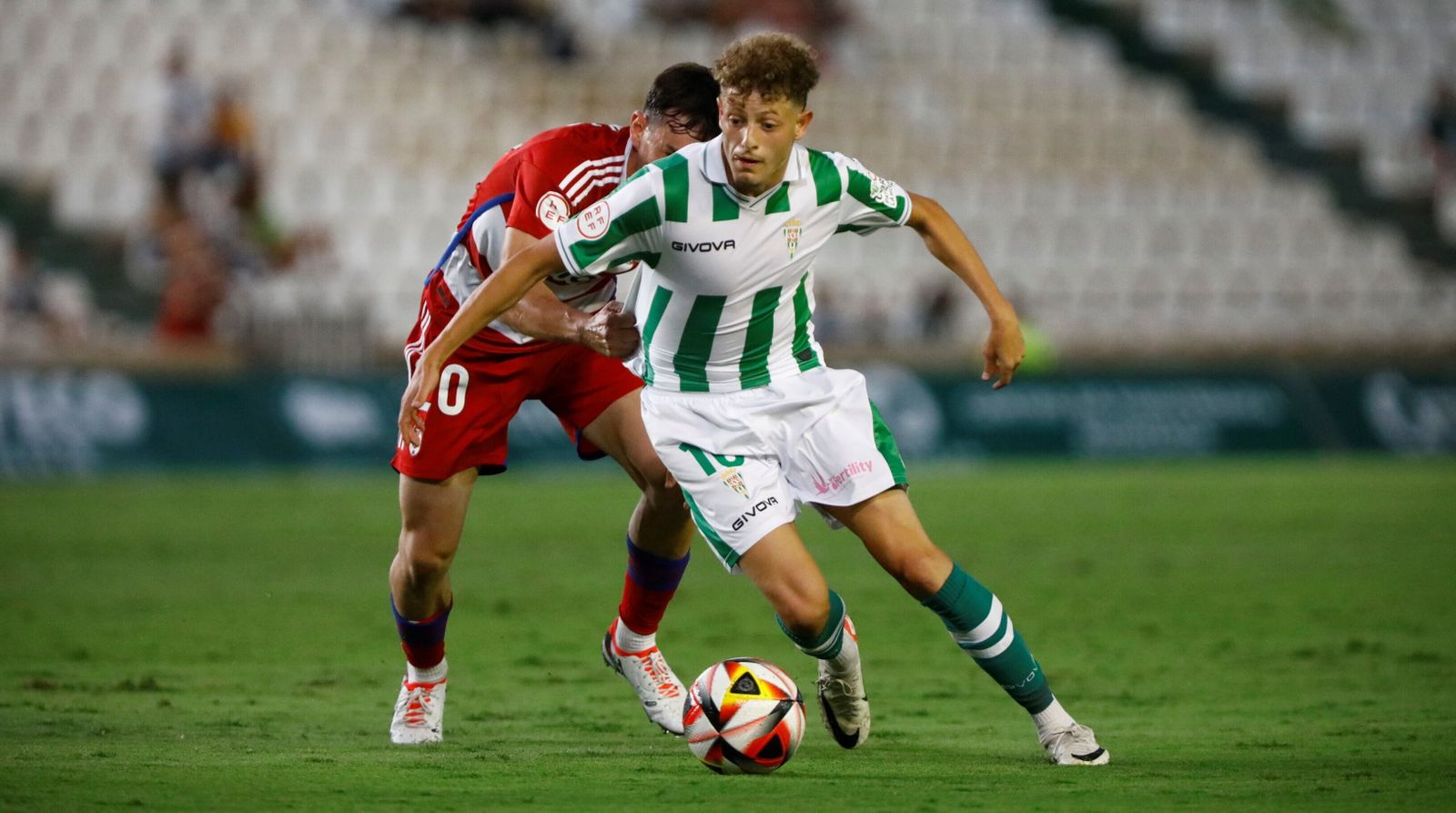 Simo regatea a un jugador del Recreativo Granada en el partido de la primera vuelta.