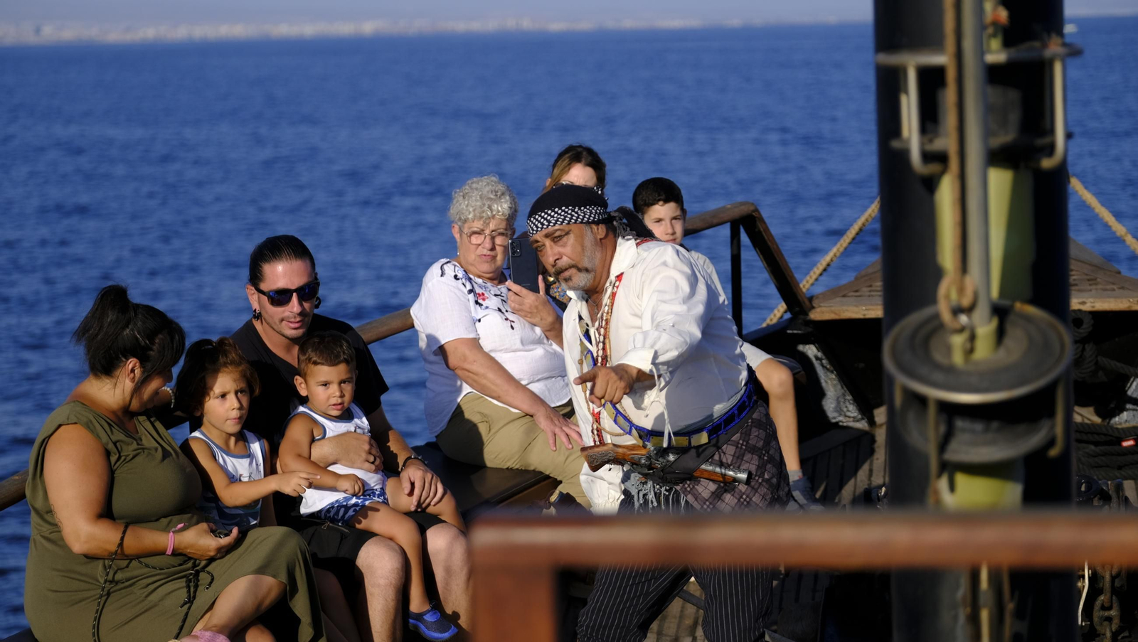 Navega en imágenes en una goleta histórica convertida en barco pirata