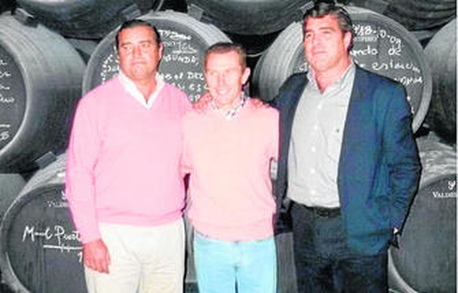 Butragueño, en el centro, con Juan Carlos y Jaime Estévez durante su visita a la bodega.