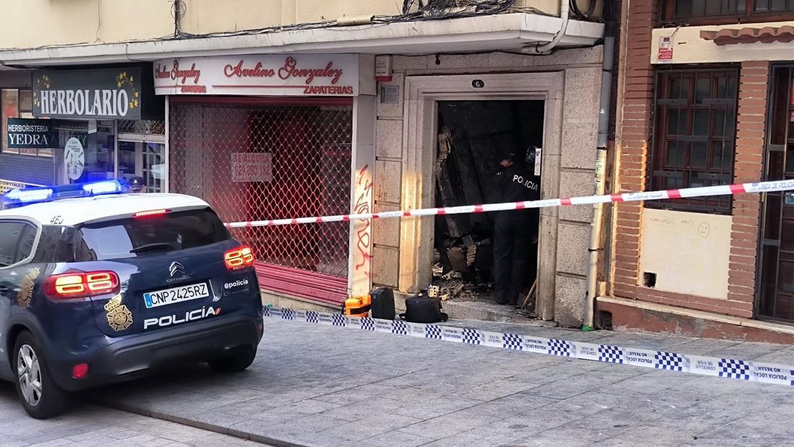 Investigan a un hombre en Lugo que tenía atado a su perro por las patas y el cuello