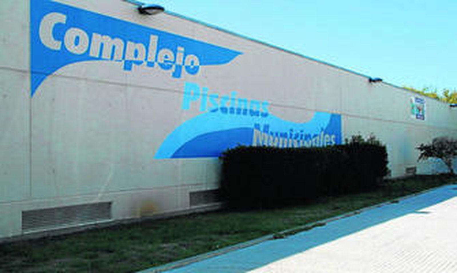 Exterior del Complejo Municipal de Piscinas.