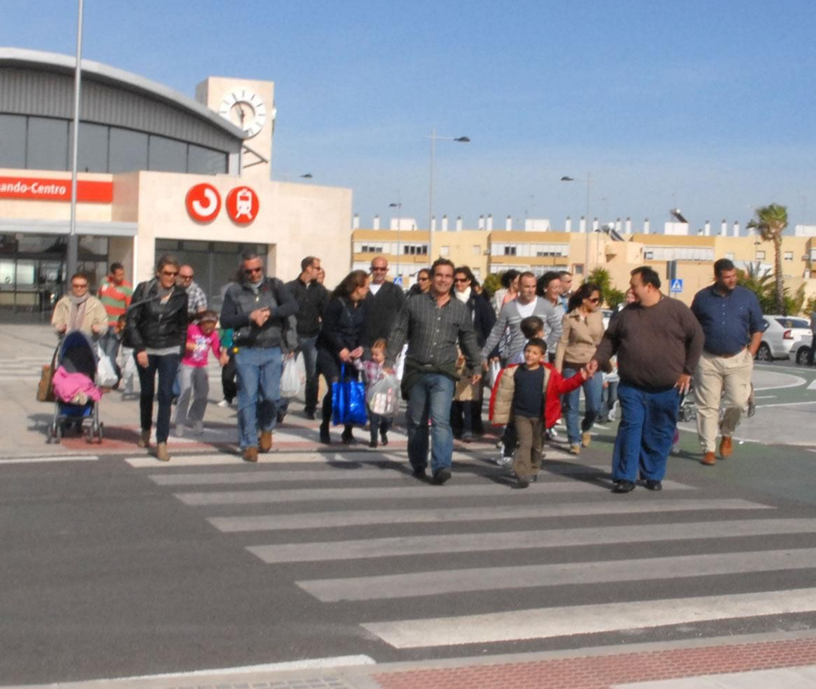 Enrique Fuentes y otros vecinos de El Pino en una marcha solidaria realizada por la AVV, en una imagen de archivo.