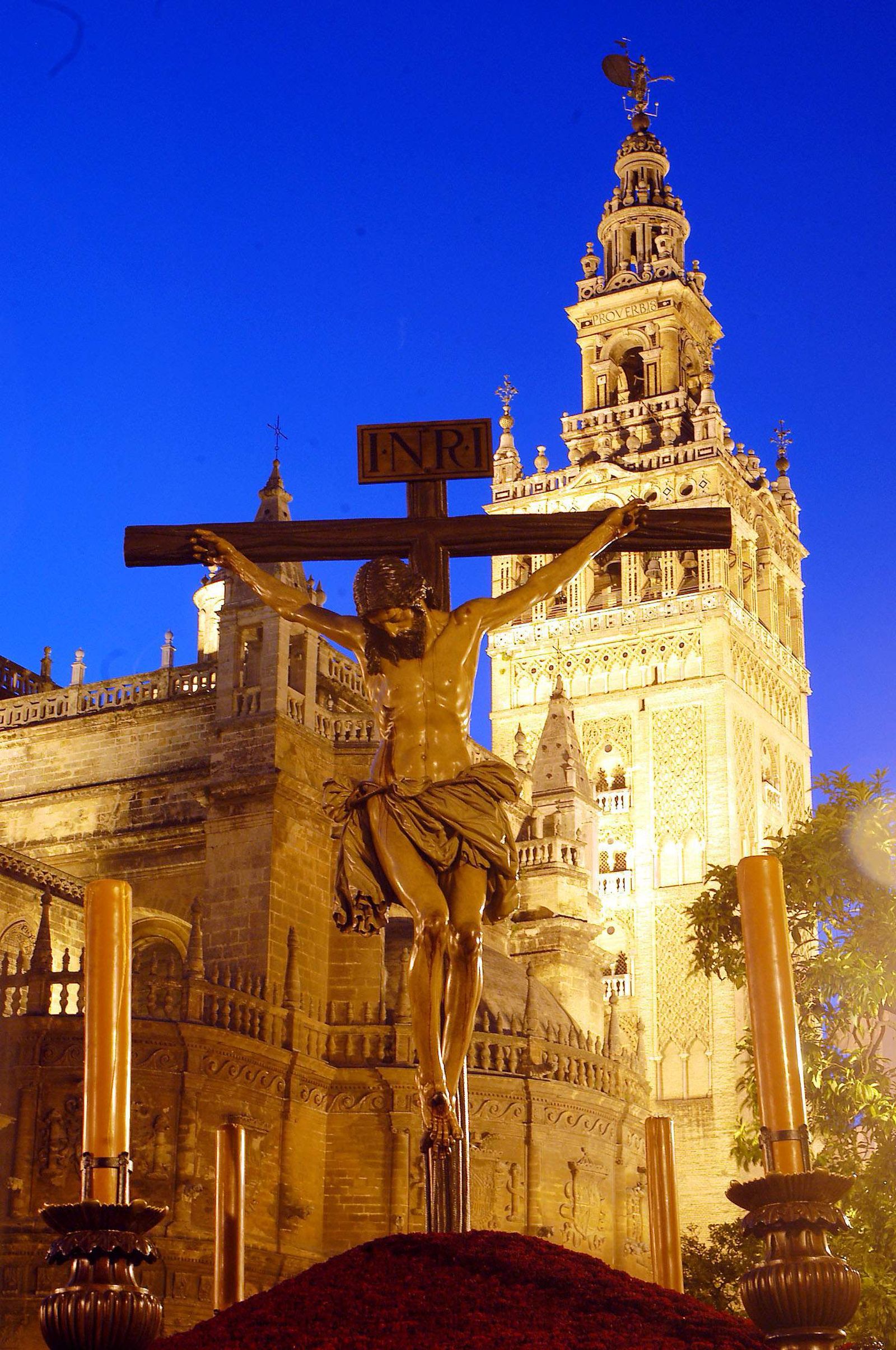 Cuánta muerte en el Cristo de los Estudiantes saliendo de la Catedral camino de su casa en la Universidad.