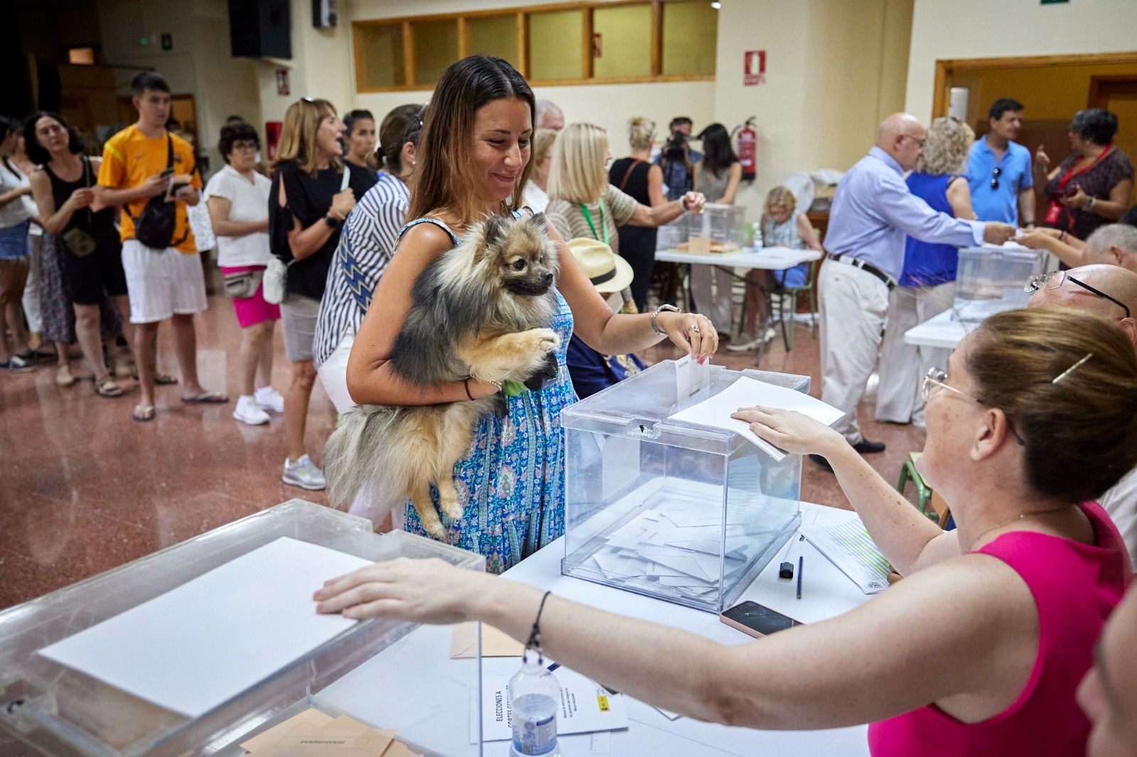 Fotos: Así están siendo las colas en los colegios electorales de Granada