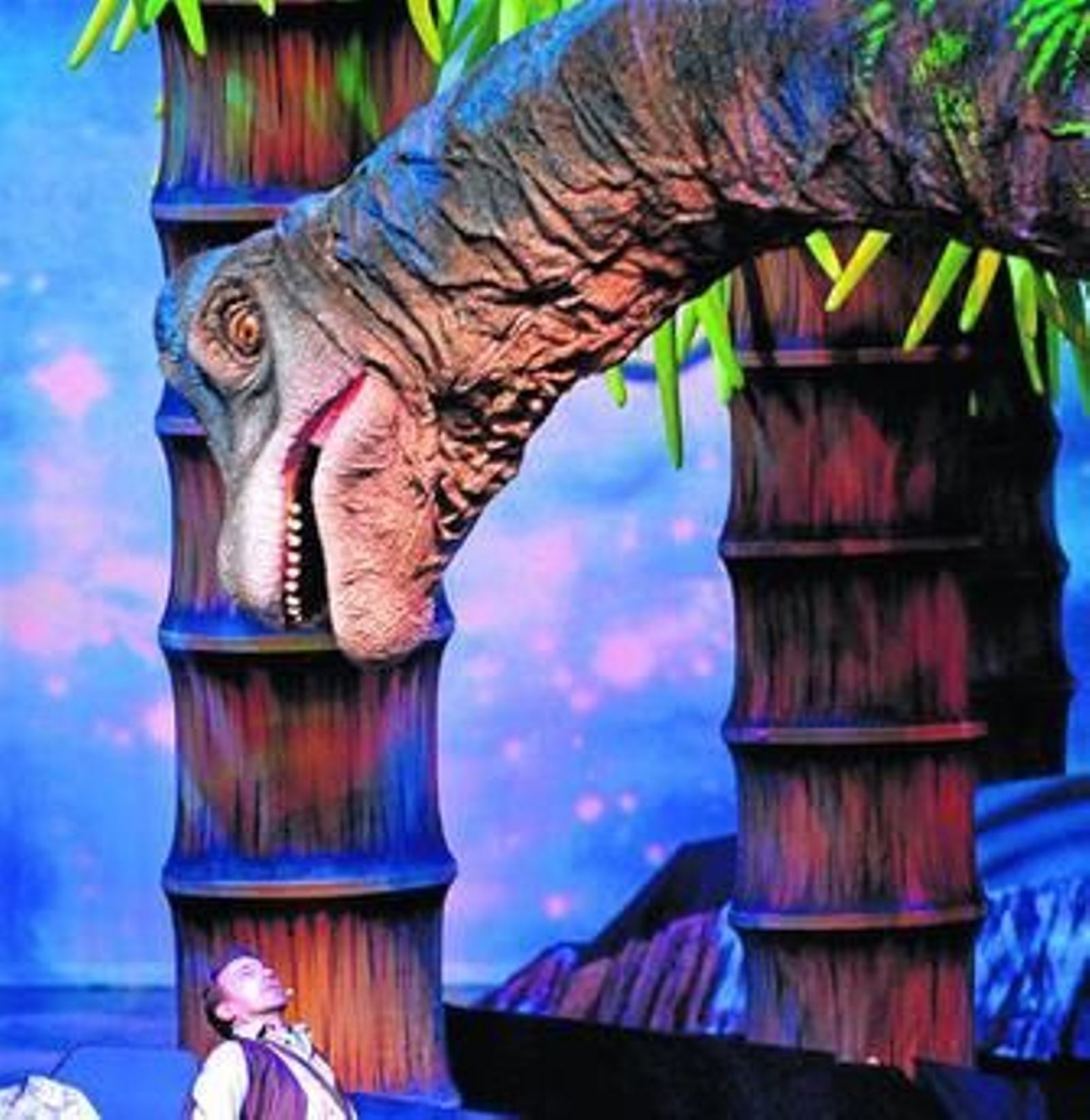 El alcalde de Mijas, Antonio Sánchez, con el presidente de la Diputación y la concejal de Turismo de Mijas, Fuensanta Lima, ayer en Fitur.