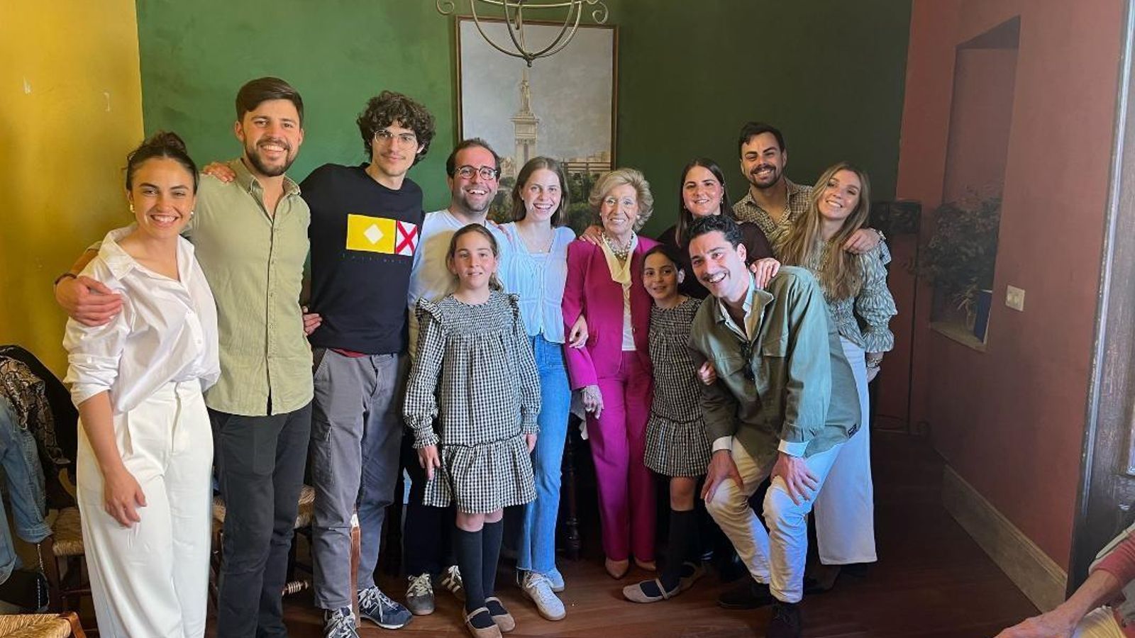 La anfitriona con sus nietos y biznietos durante la celebración.