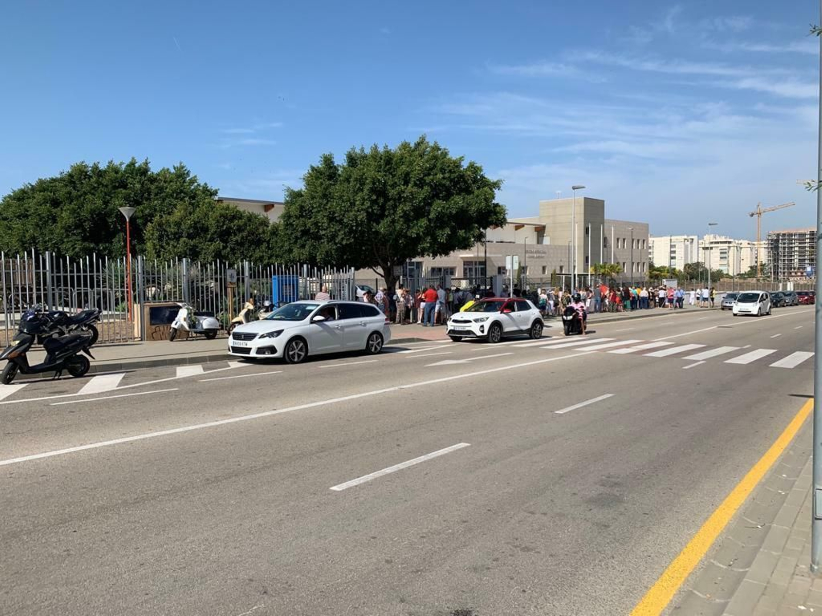 Vecinos haciendo cola para rellenar la preinscripción.