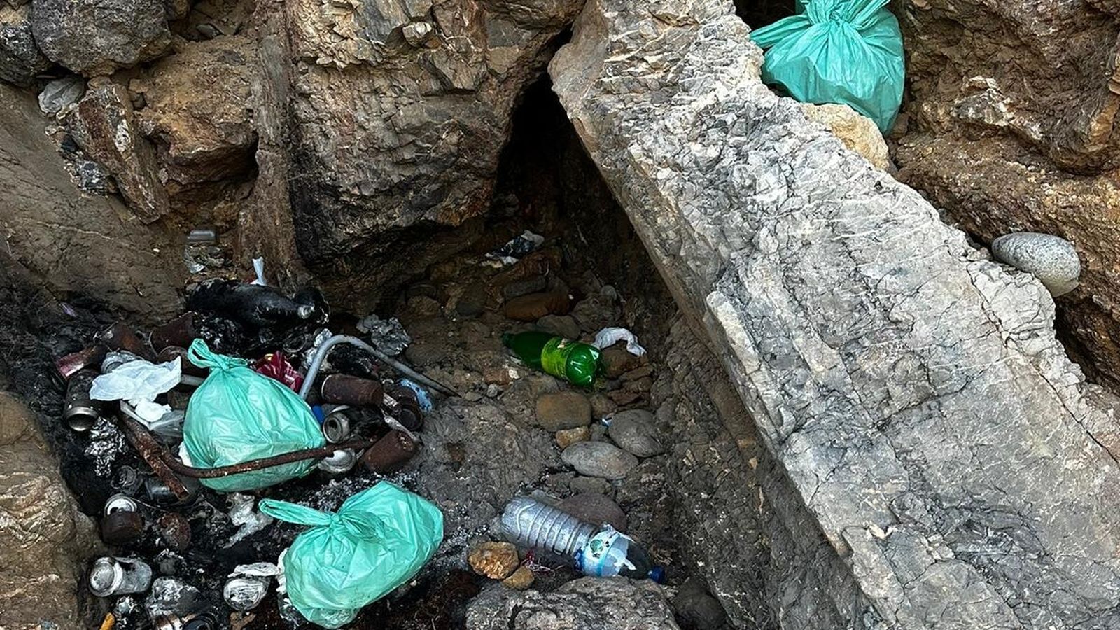 Así estaban las calas junto a la playa de El Palmer.
