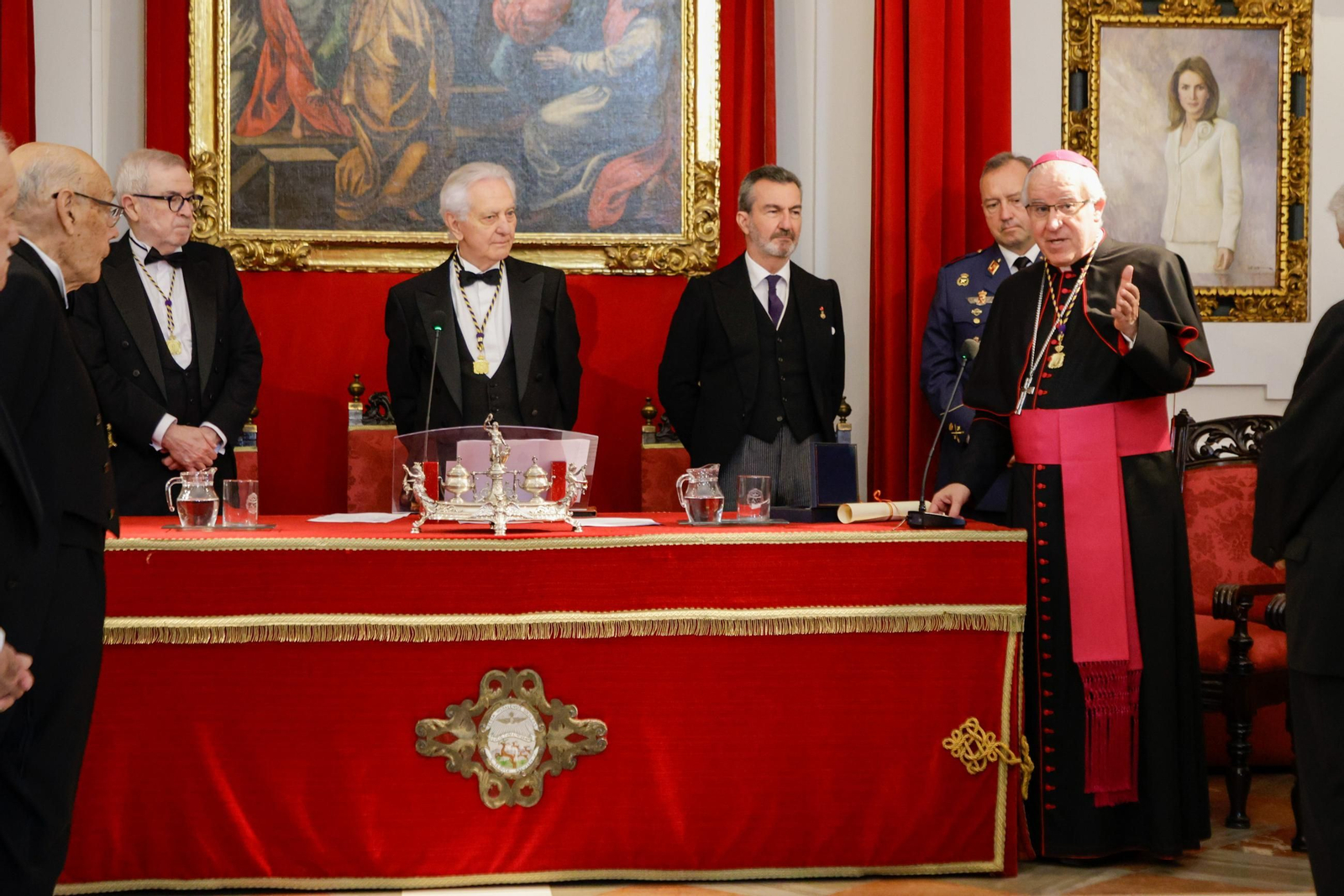Las imágenes del ingreso como académico de Erudición en la academia de Medicina del arzobispo José Ángel Saiz Meneses