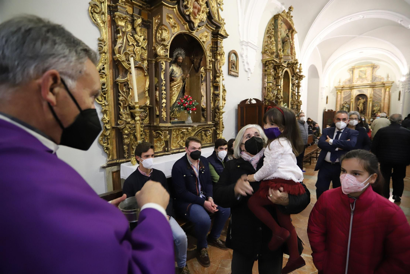 Imágenes de la imposición de cenizas en el inicio de la Cuaresma en la Catedral de Huelva