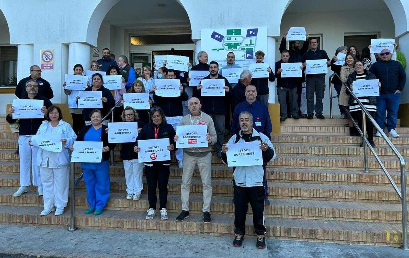 Un momento de la concentración en el Hospital El Tomillar.