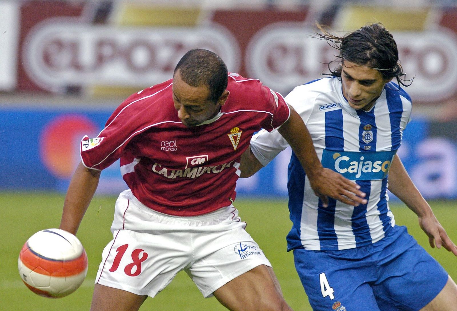 Martín Cáceres, en un encuentro con el Decano frente al Real Murcia.