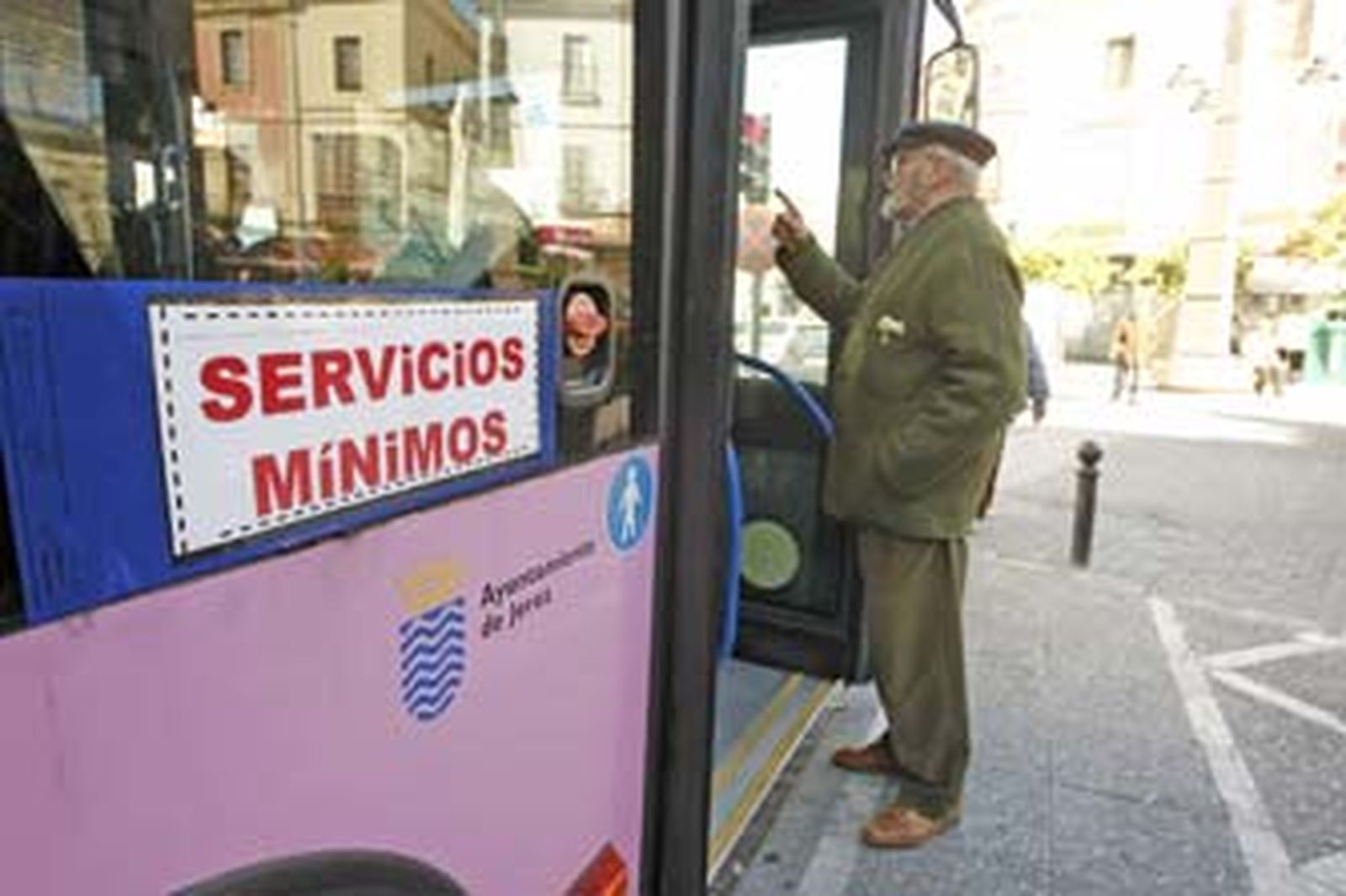 La huelga en el transporte público de Jerez se ha convertido prácticamente en algo crónico. /Juan Carlos Toro