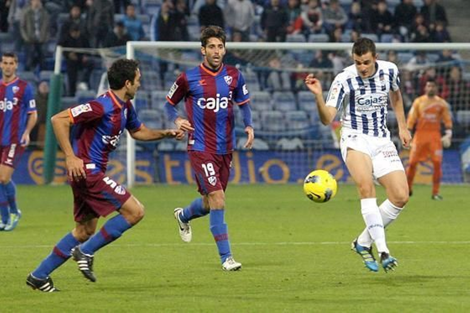 El Recreativo no pasa del empate en casa ante el Huesca. / Espínola