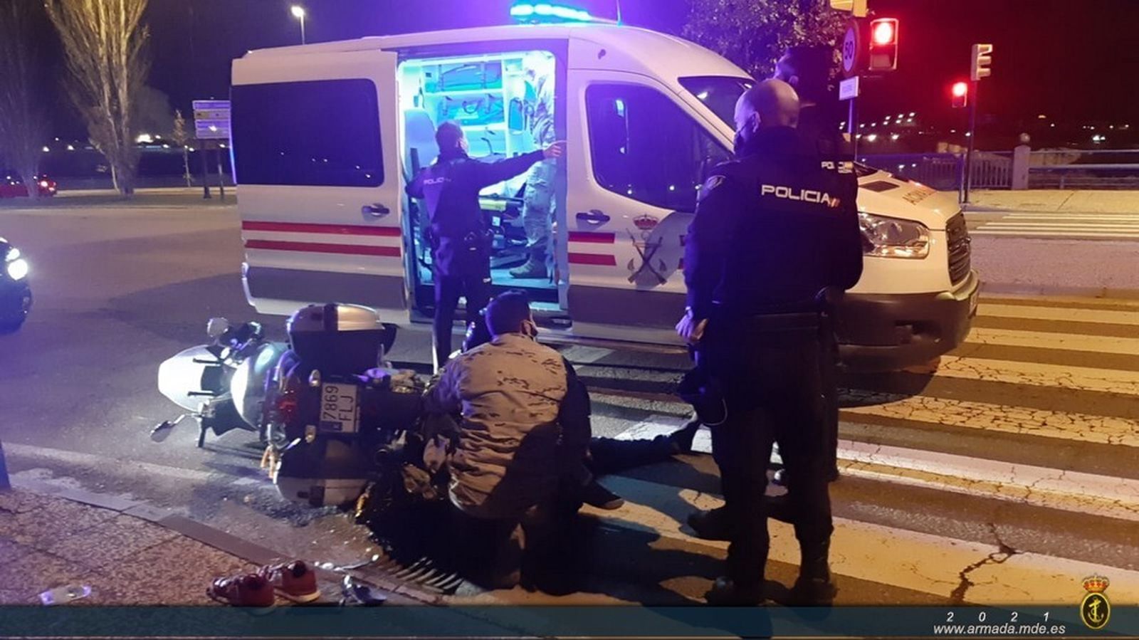 Personal del TEAR atendiendo al motorista accidentado en Zaragoza.