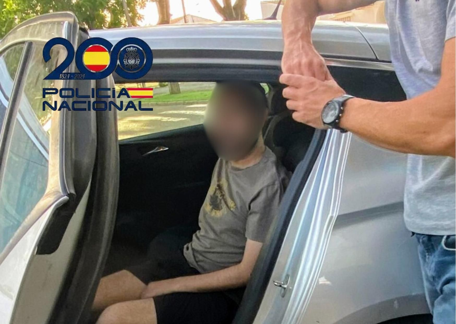 El detenido por cometer dos robos en gasolineras de Jerez custodiado por un agente en un vehículo de la Policía Nacional