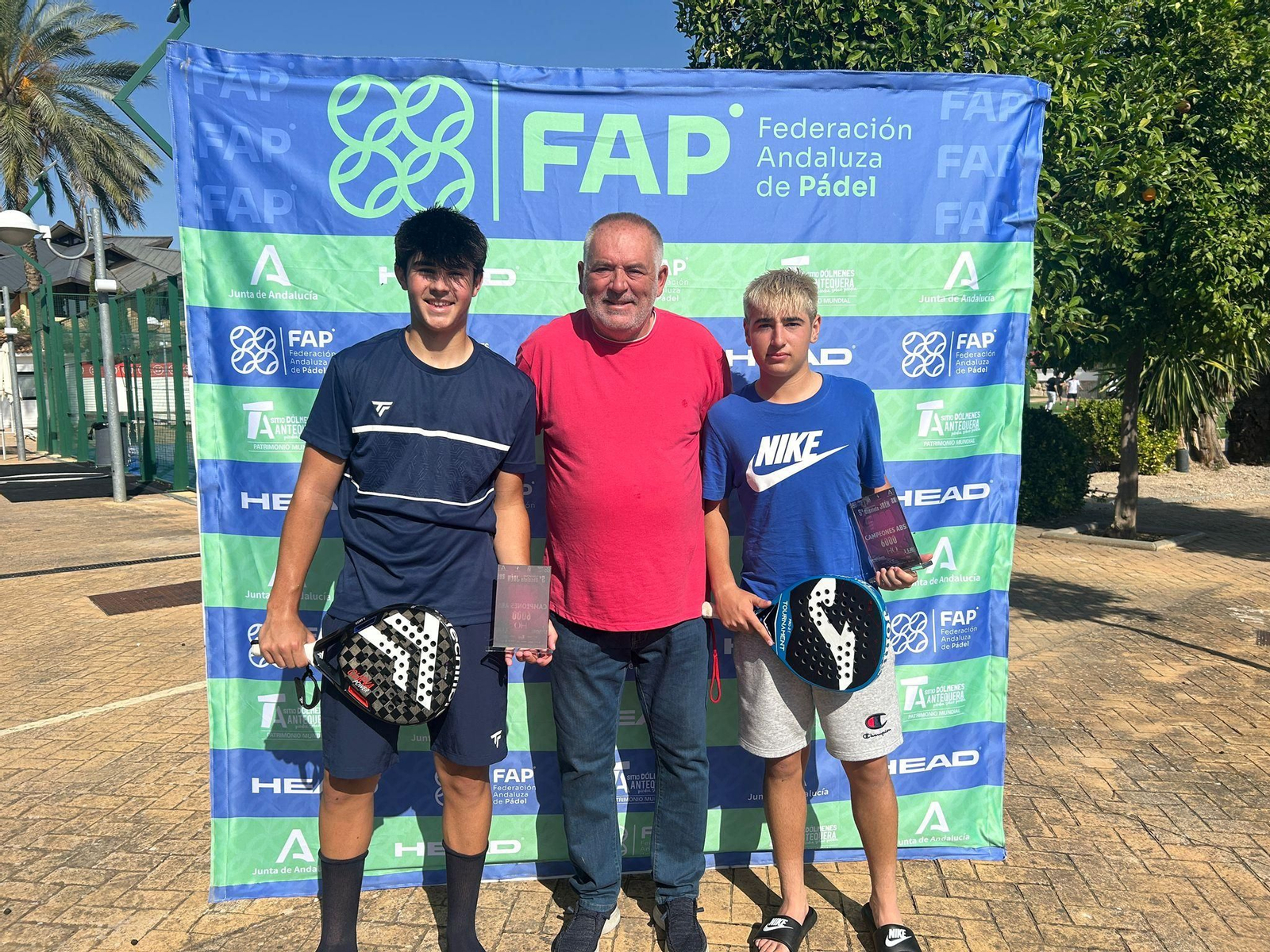 El delegado jiennense Miguel Ligero, en la entrega de premios junto a los ganadores.