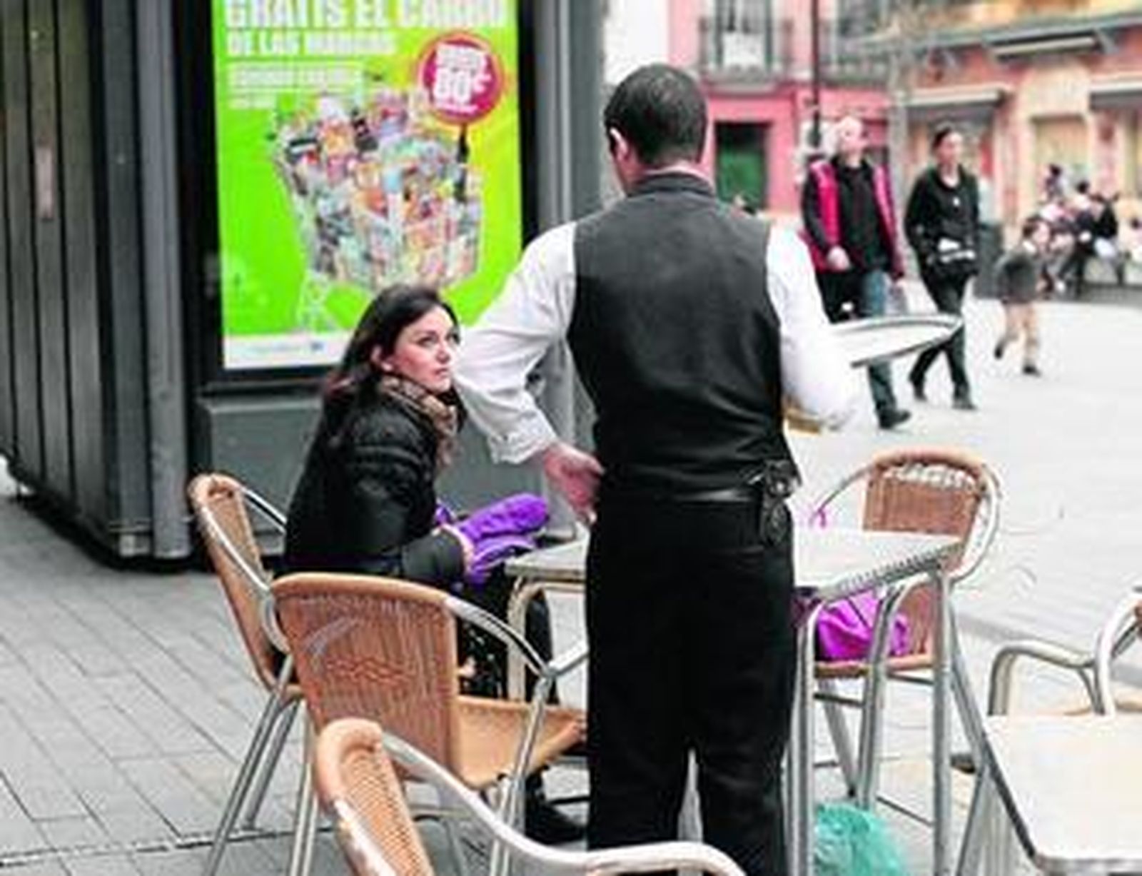 Un camarero atiende en una terraza de Sevilla, en una imagen de archivo.