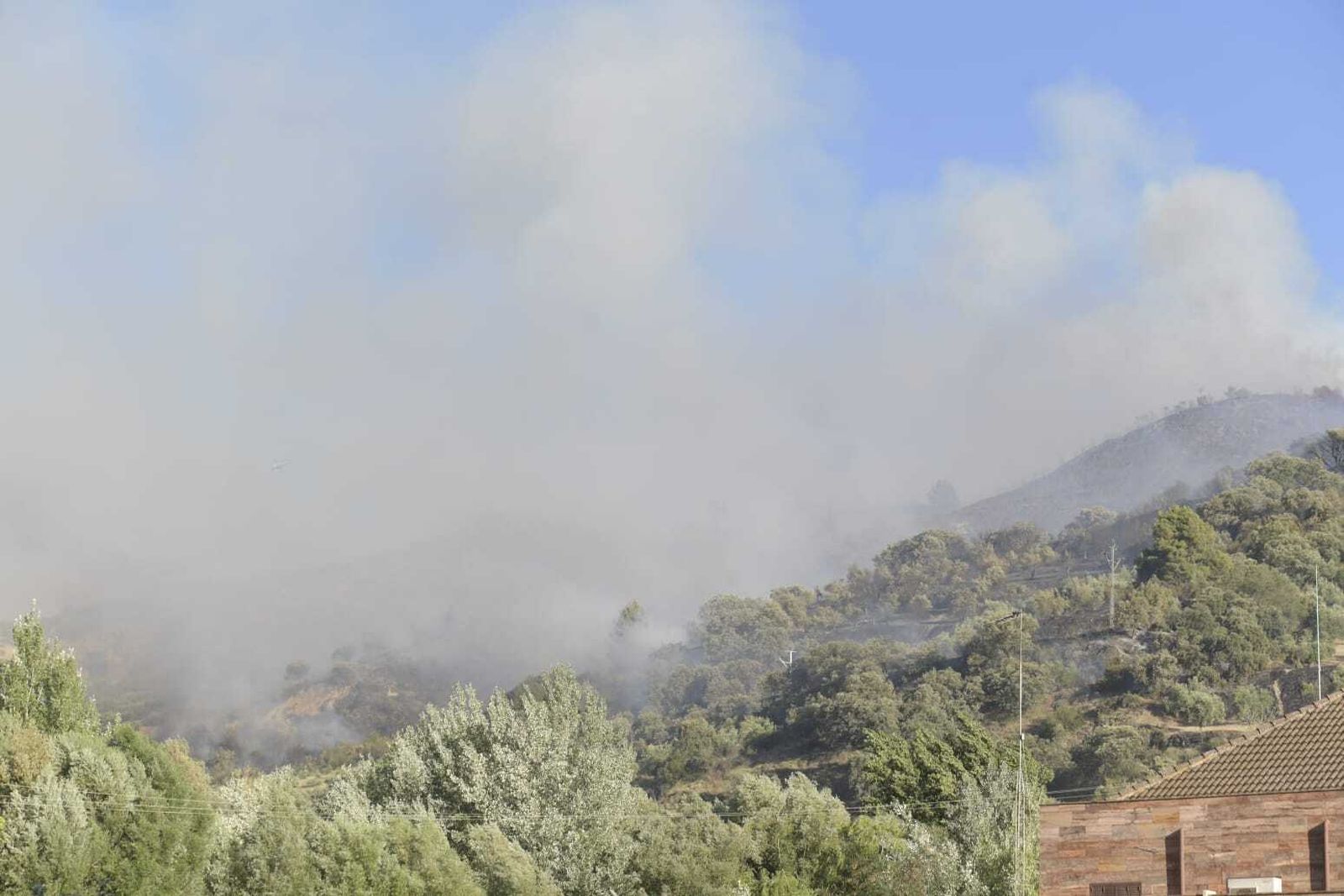 Así están siendo las labores de extinción del aparatoso incendio forestal de Pinos Genil