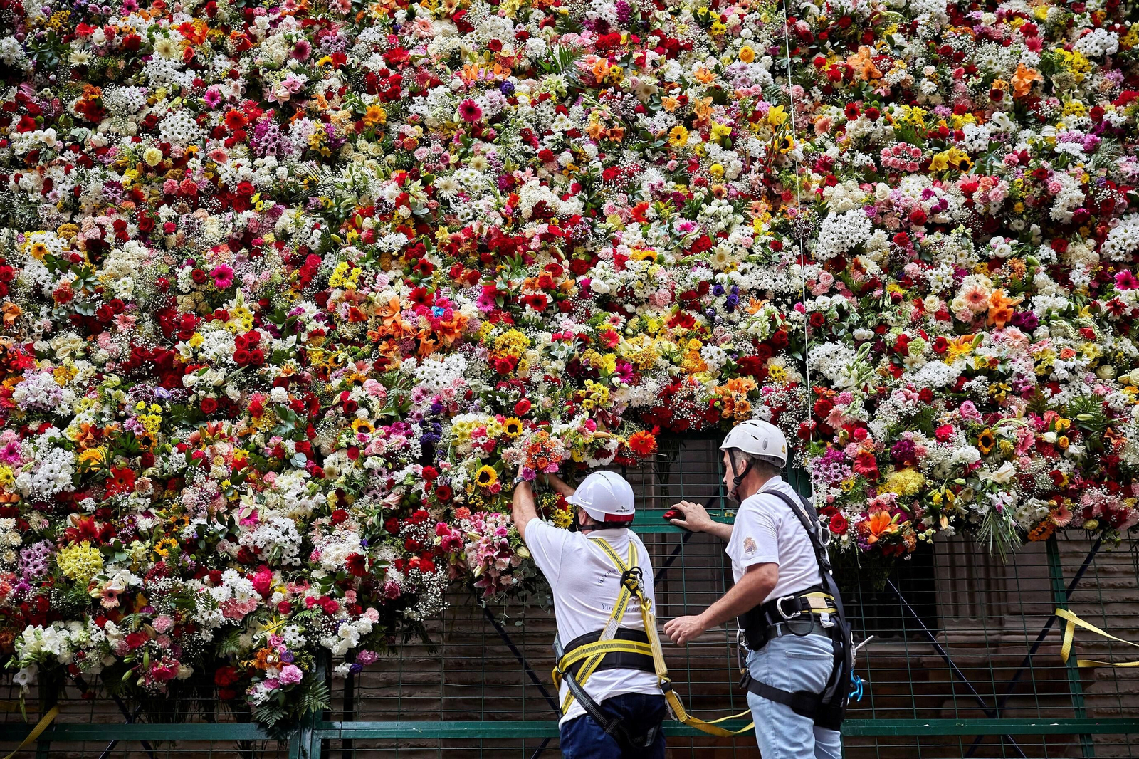 Granada se vuelca con la ofrenda floral en la Basílica de la Virgen de las Angustias