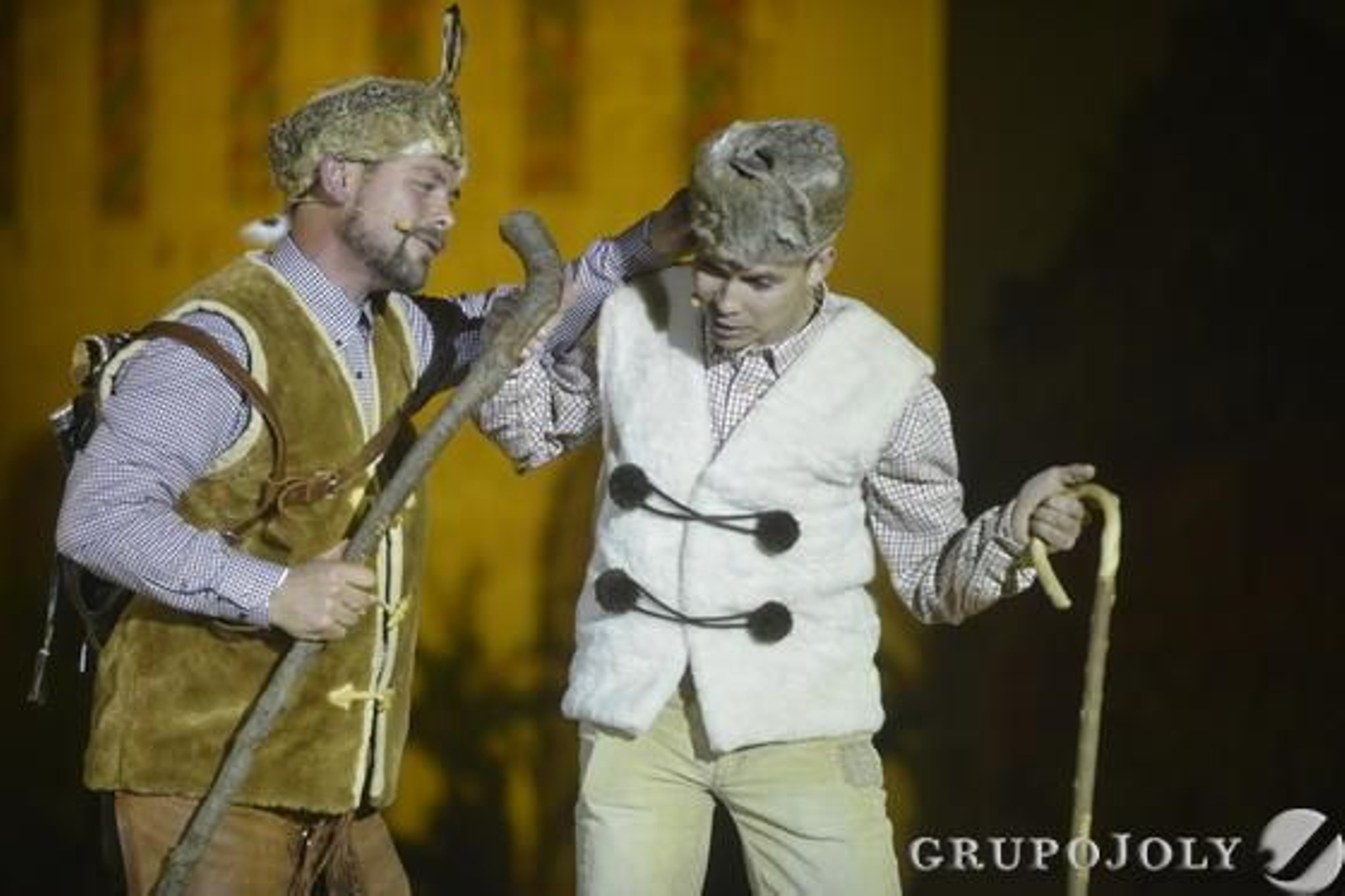 La primera representación del Auto de los Reyes Magos en Los Pedroches consigue un lleno absoluto pese al mal tiempo.

Foto: Sánchez Ruiz