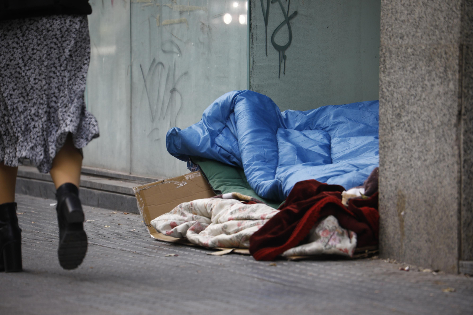 Pertenencias en un local vacío de una persona sin hogar en Córdoba.