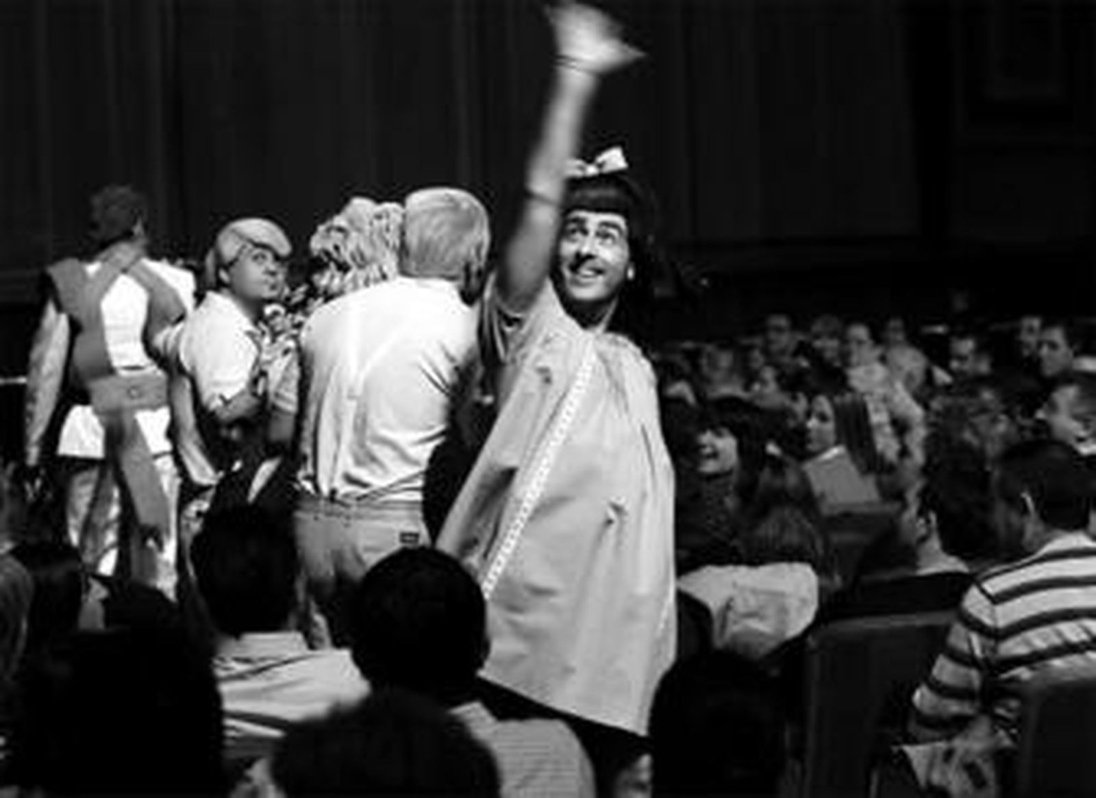 Los intérpretes, caracterizados como los nietos del Rey, se pasearon por el patio de butacas.