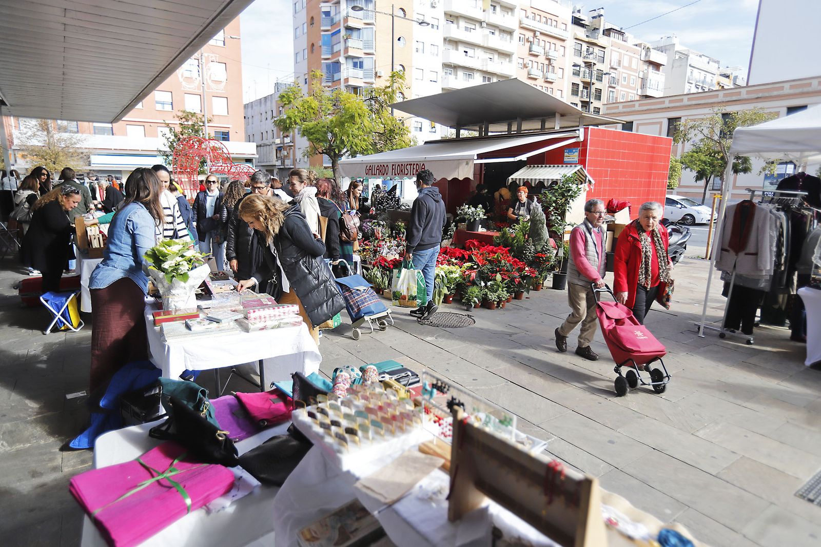 Onubenses disfrutan de una mañana de compras en el Mercado del Carmen.