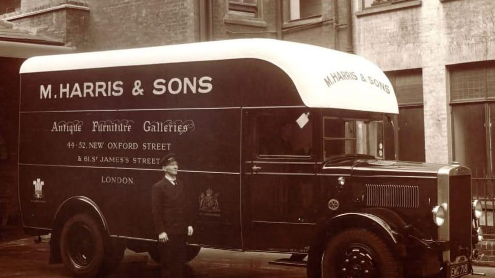 Vehículo de la tienda de antigüedades de la firma londinense.