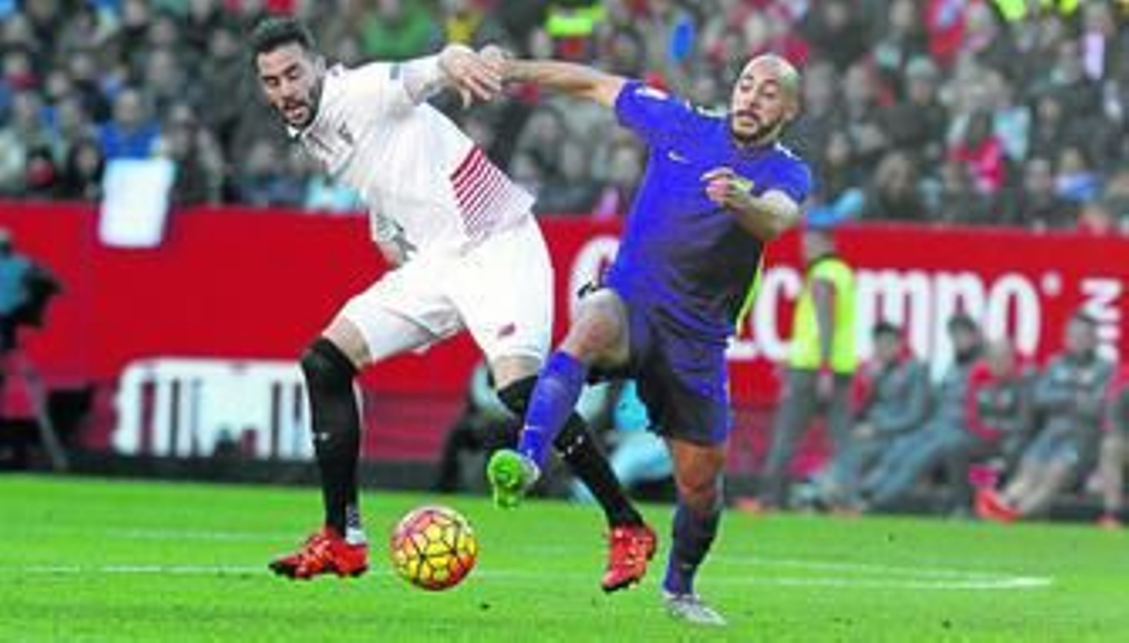 Nordin Amrabat pelea con Iborra por la posesión del balón.