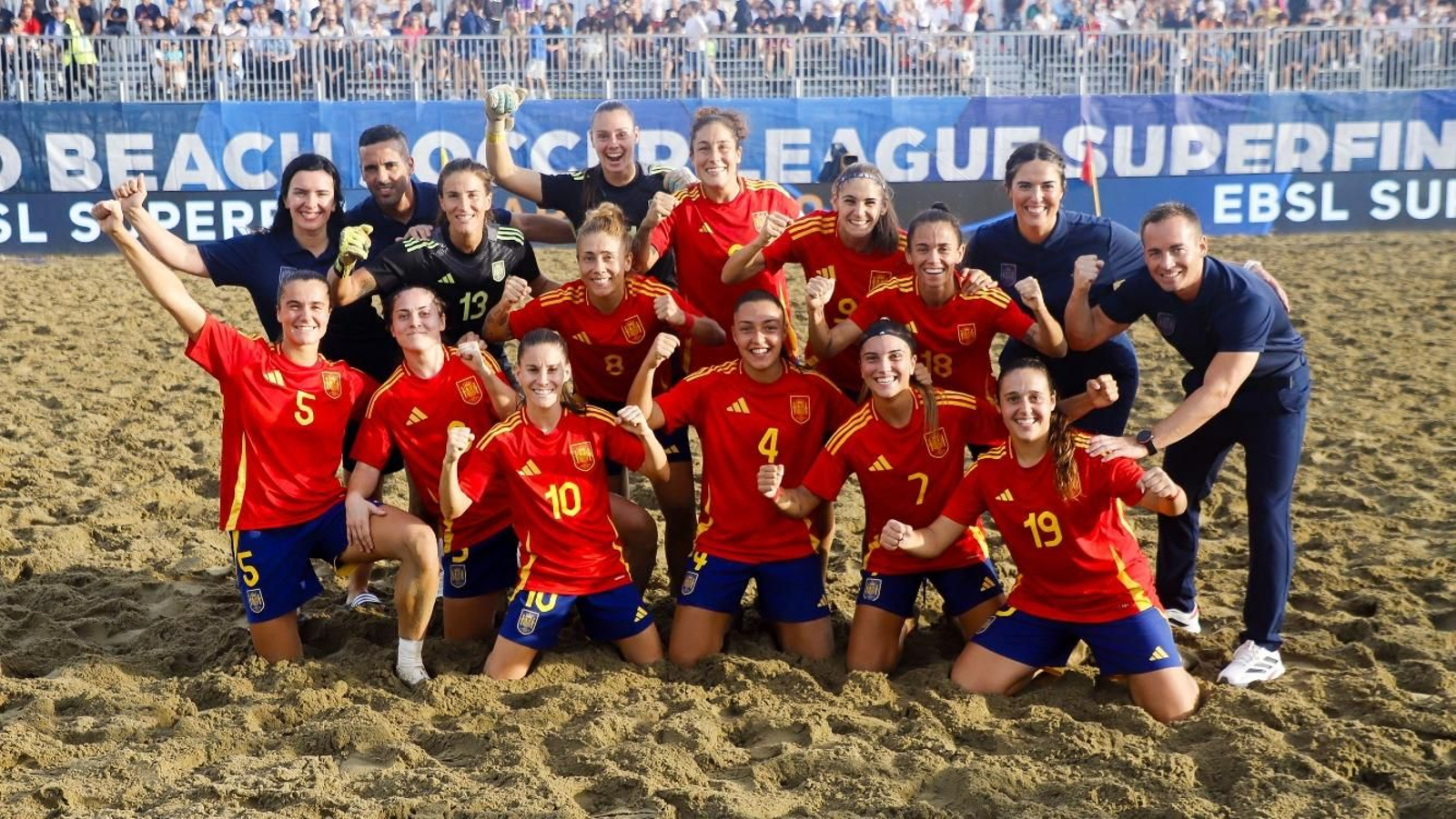 El equipo nacional celebra la victoria ante la selección italiana.