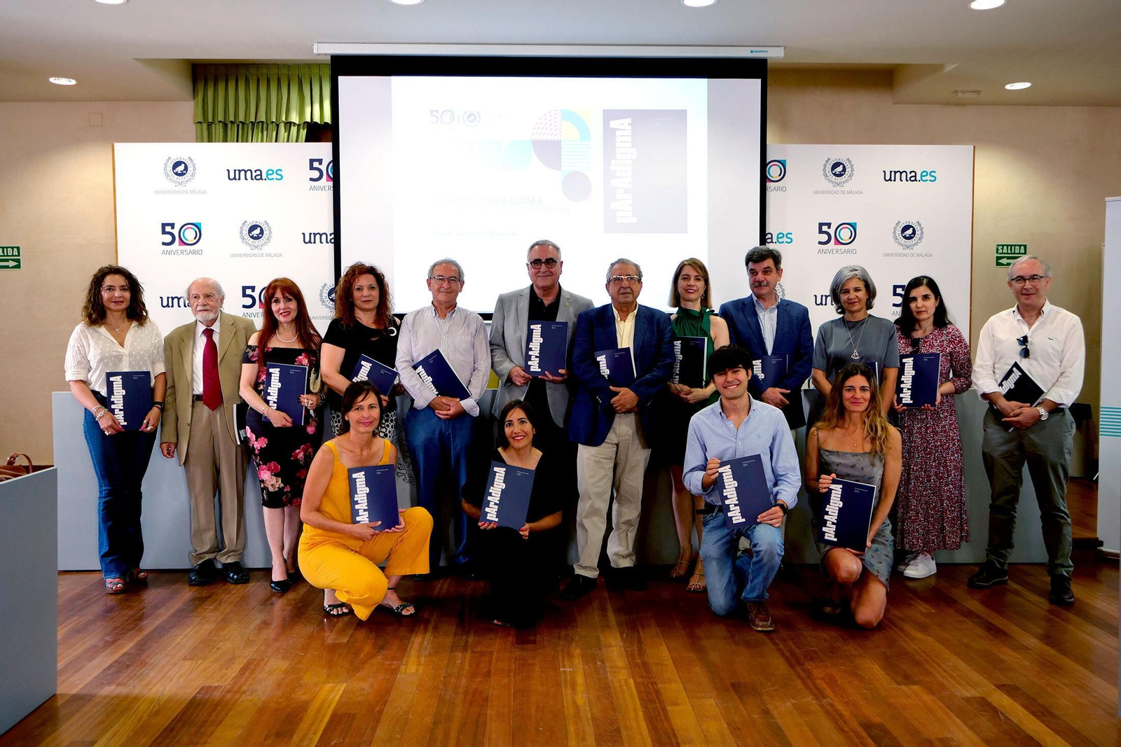 Foto de familia de los autores del número 24 de la revista Paradigma. Foto de familia de los autores del número 24 de la revista Paradigma.