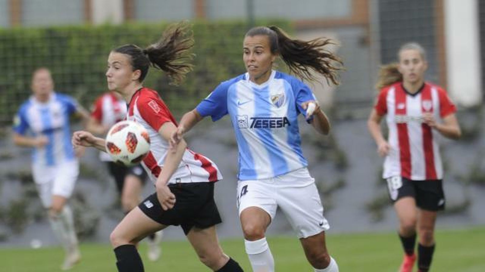 Raquel García lucha por un balón.