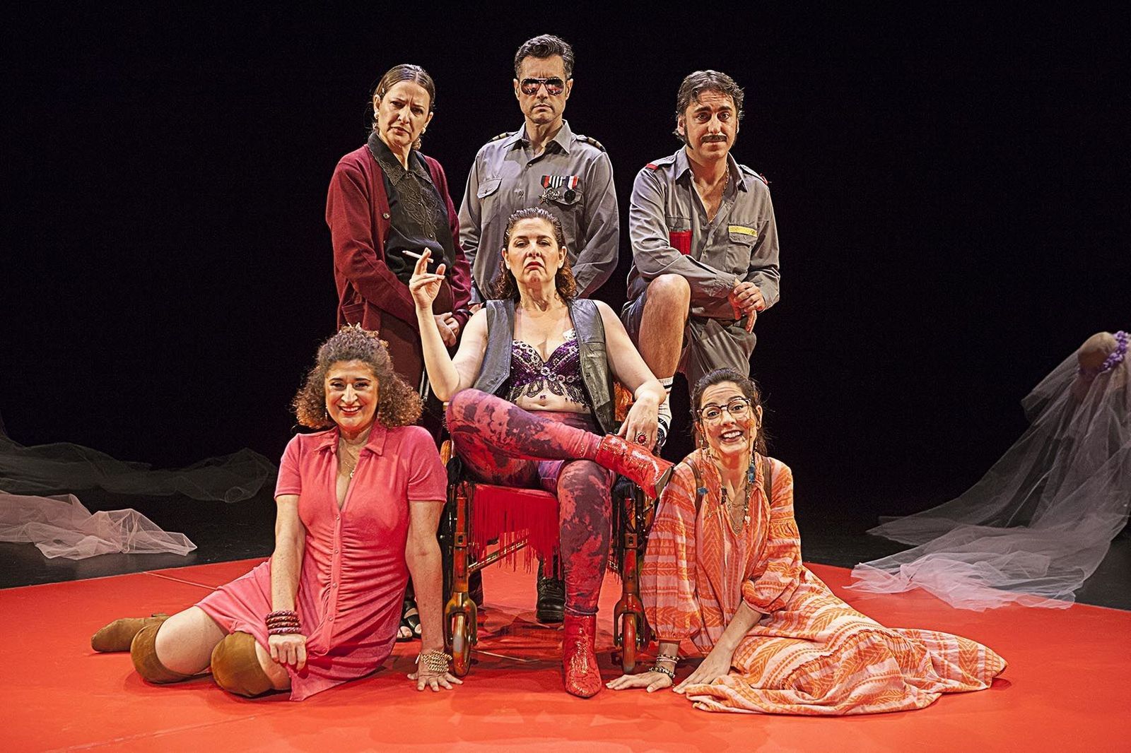 Ana López Segovia, en el centro, con el elenco de 'Las bingueras de Eurípides'.