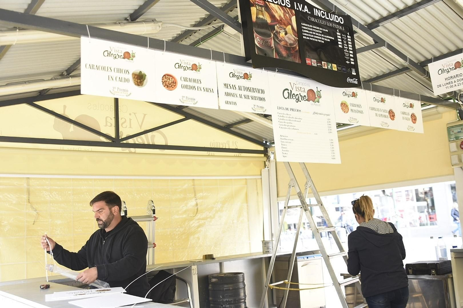 Montaje del puesto de caracoles de Vista Alegre.