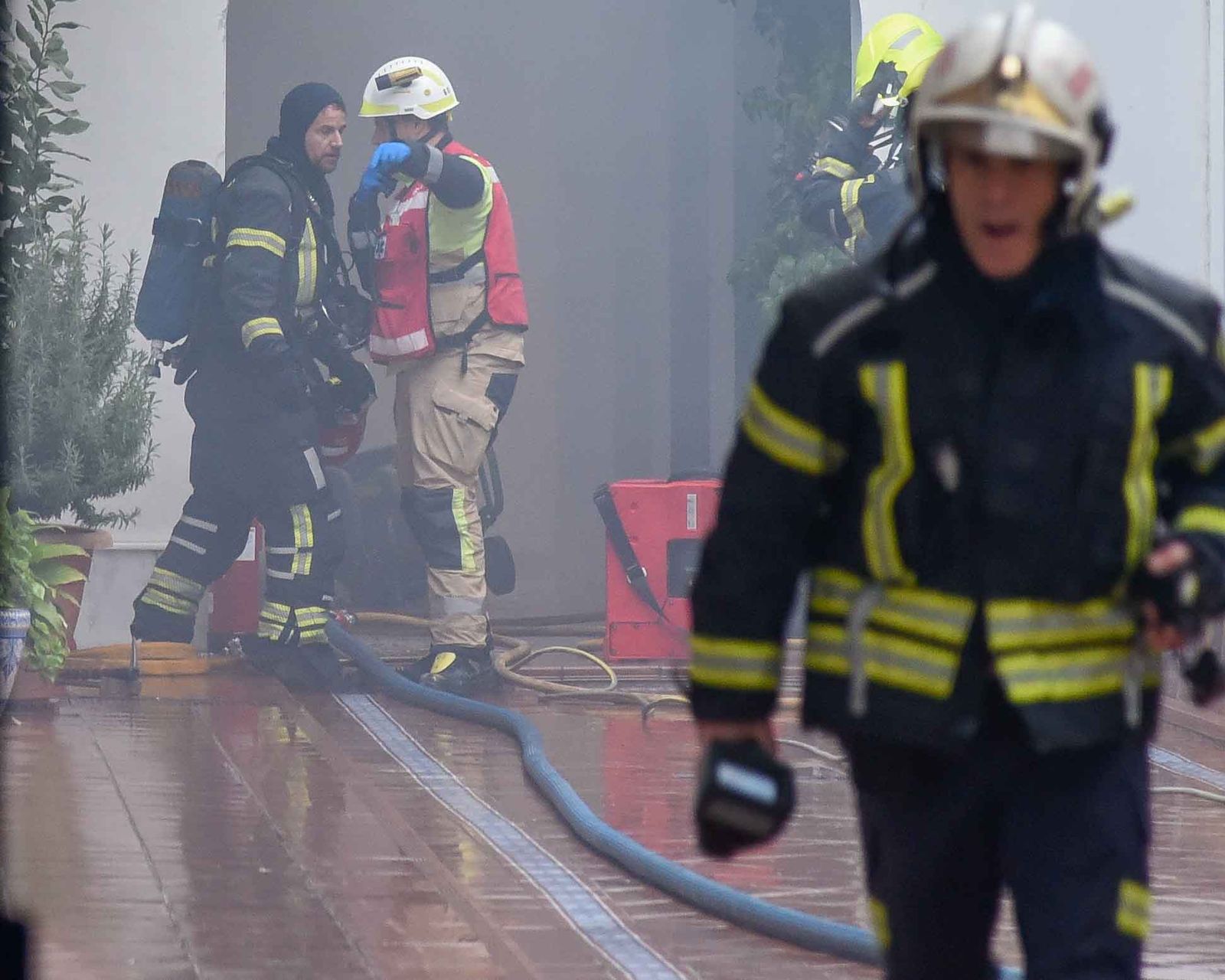 Un herido muy grave y varios desalojados en un incendio en Triana