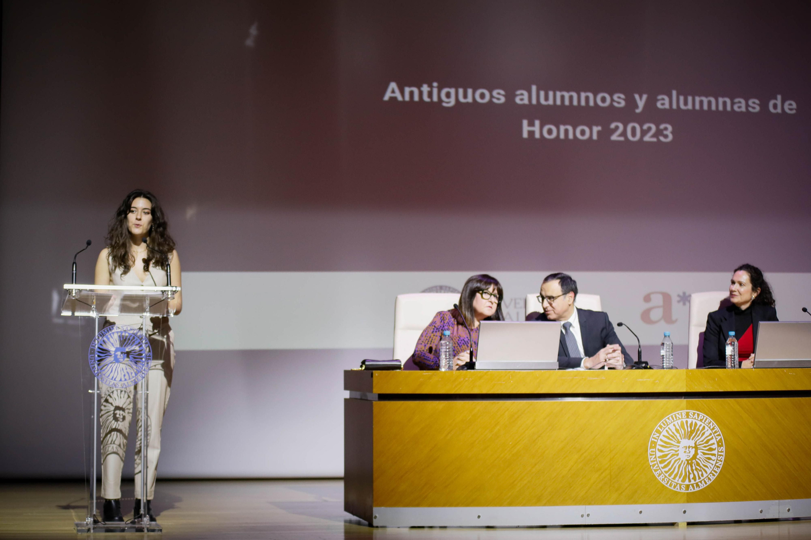 Imágenes del acto de reconocimiento a antiguos alumnos y amigos de honor en la UAL