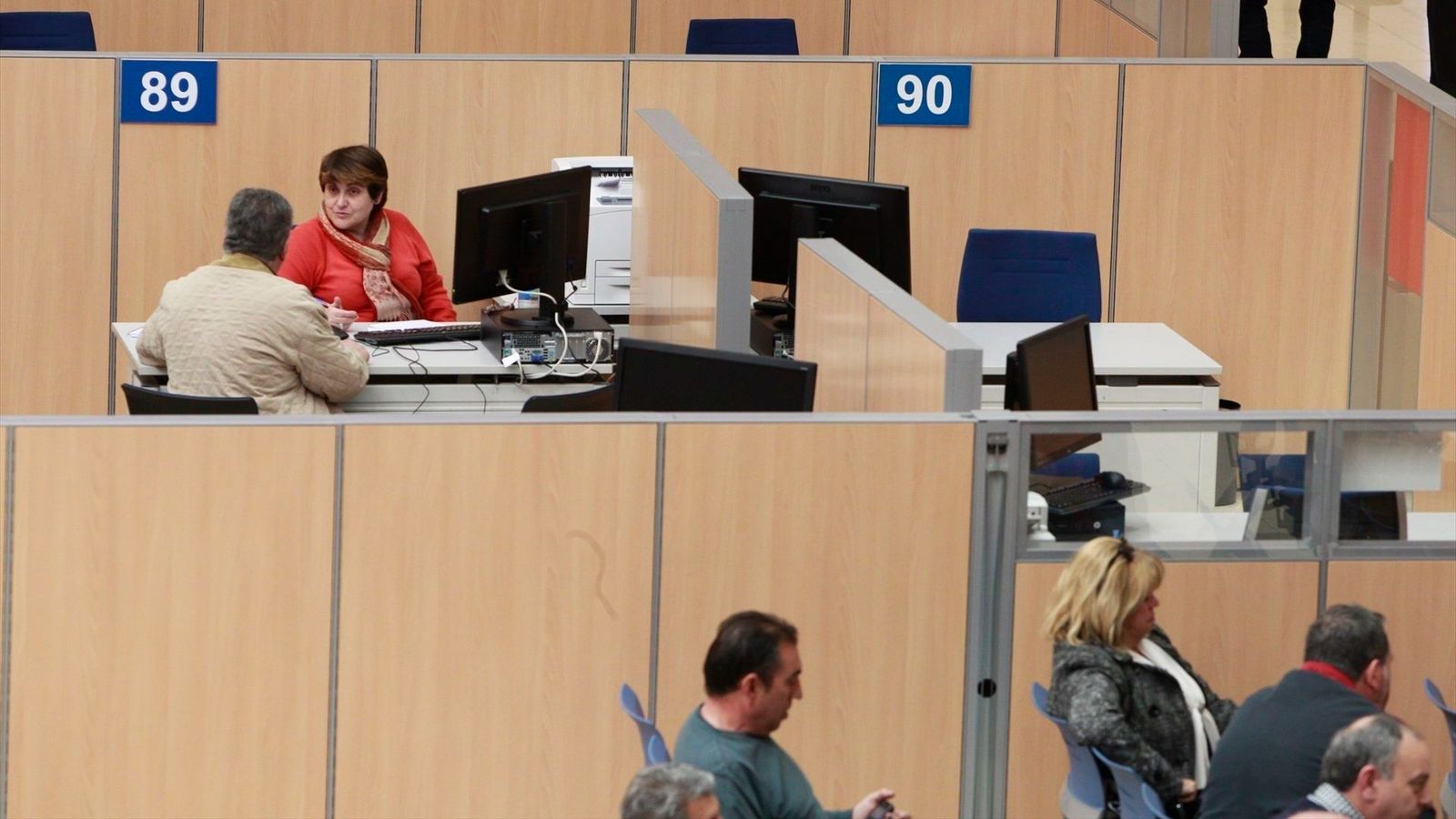 Contribuyentes hacen la declaración de la renta | Imagen de archivo