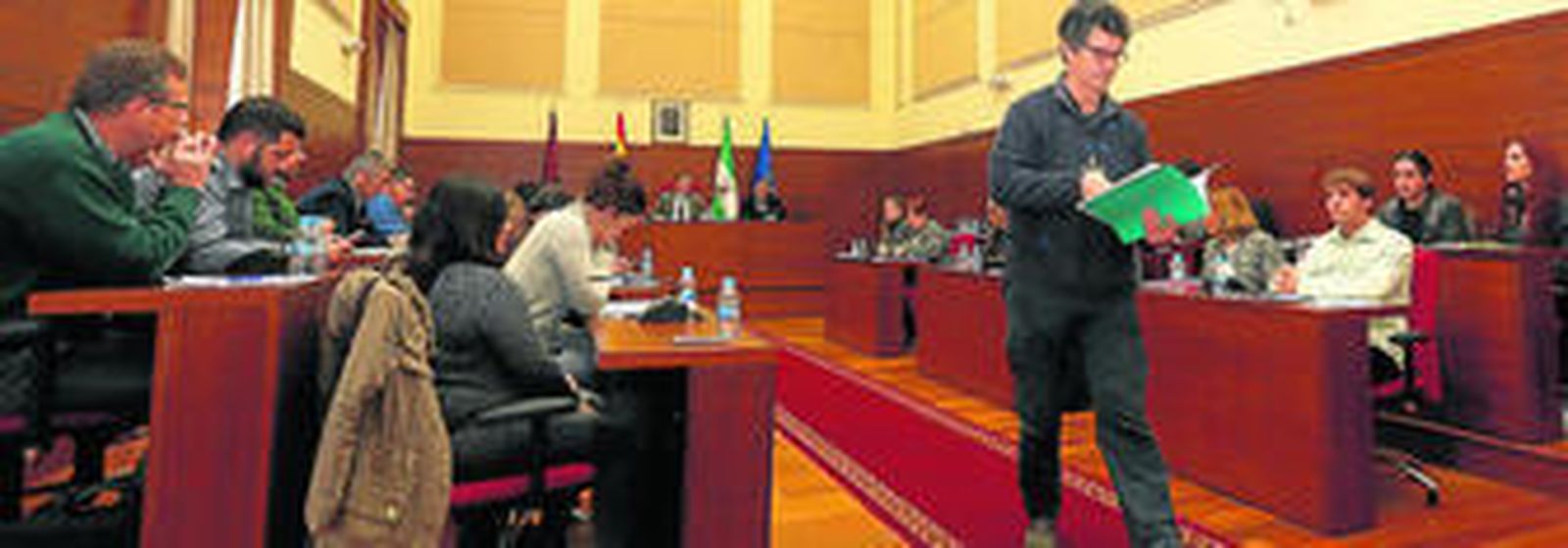 El representante de los ecologistas, tras hacer entrega del documento expuesto en contra del Plan antes del Pleno.